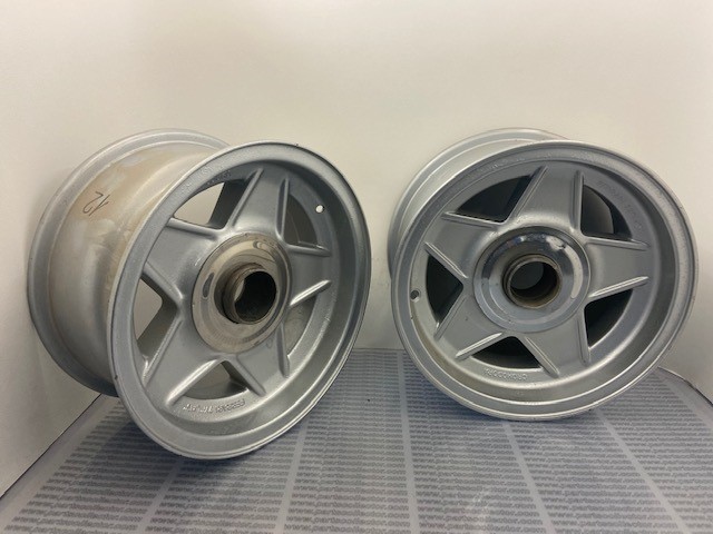 FERRARI 109186 - 101227 - 700510 - 101228 - 106015 Steering and Wheels code 17040 compatible with: CROMODORA CROMODORA, FERRARI 365 GT4 2+2, FERRARI 365 GT4 BB, FERRARI 512BB