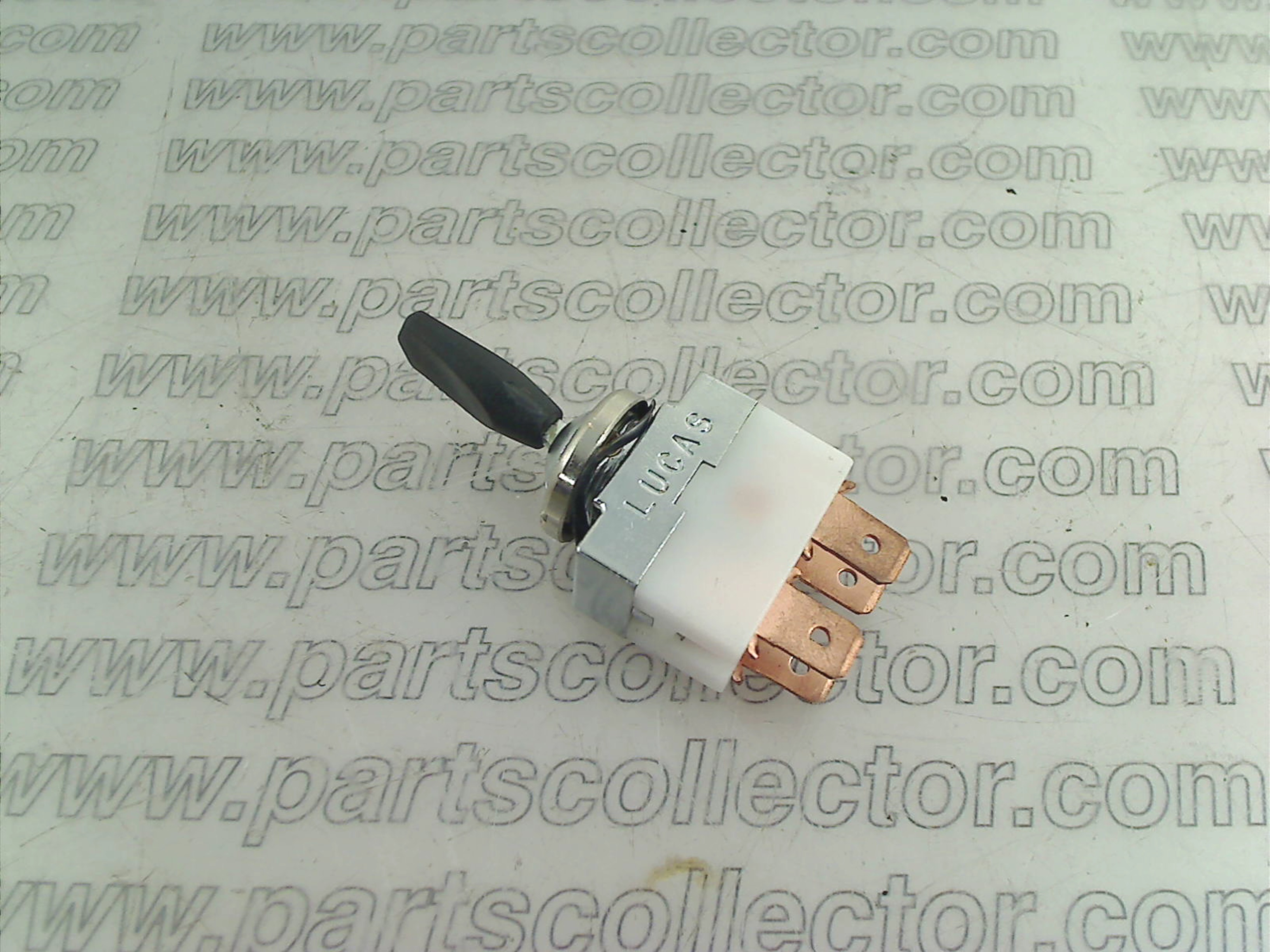 LUCAS 244-80-864-00 Electrical system code 18305 compatible with: FERRARI 275 GTS, FERRARI 330 GT 2+2, FERRARI 330 GTC, FERRARI 365 GT 2+2, FERRARI 365 GT4 2+2, FERRARI 365 GTB4 DAYTONA, FERRARI 365 GTC4 , FERRARI 400 - detail view