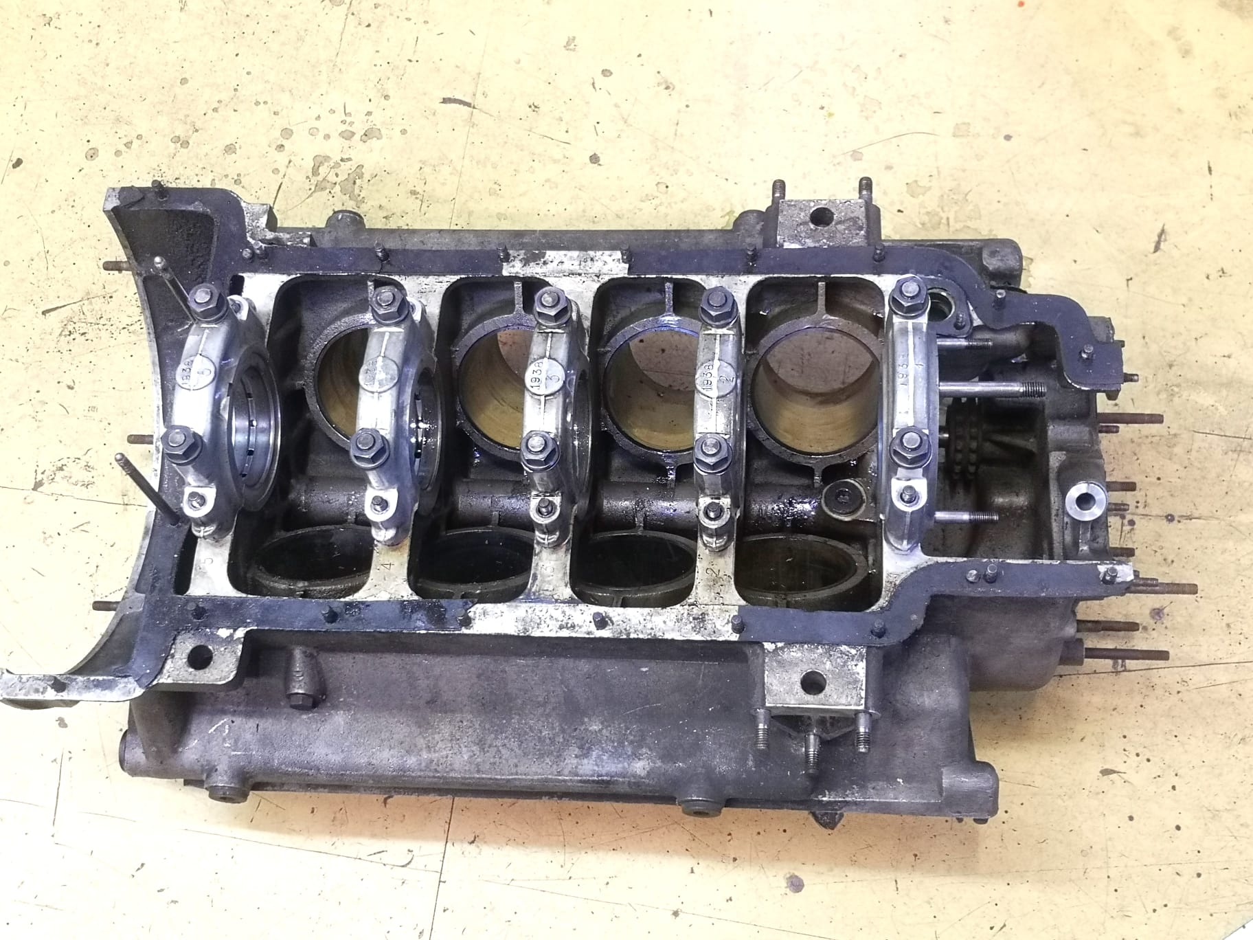 BLOCCO MOTORE BASAMENTO CILINDRI COMPLETO DI SUPPORTI DI BANCO