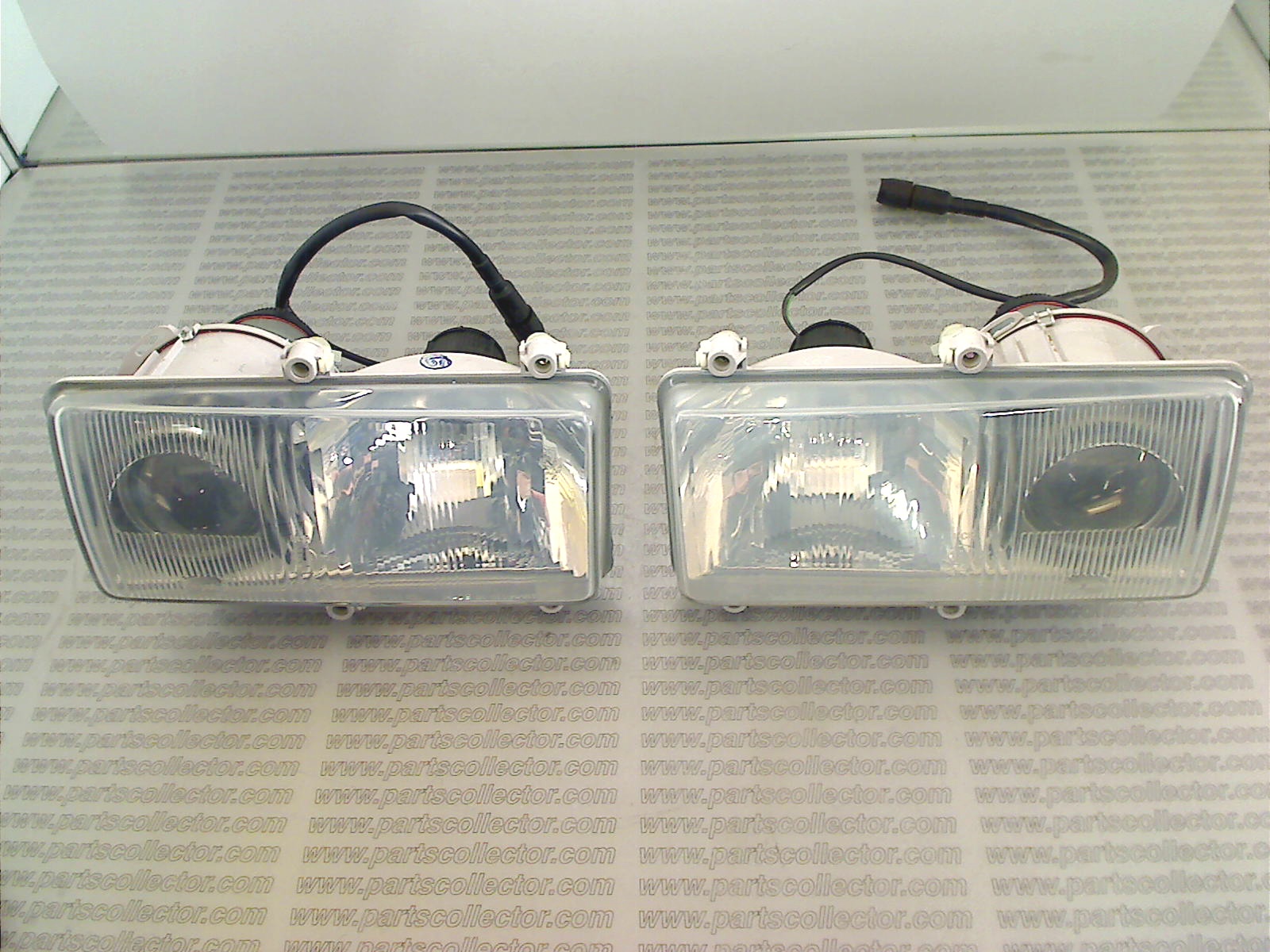 PAIR OF HEADLIGHTS