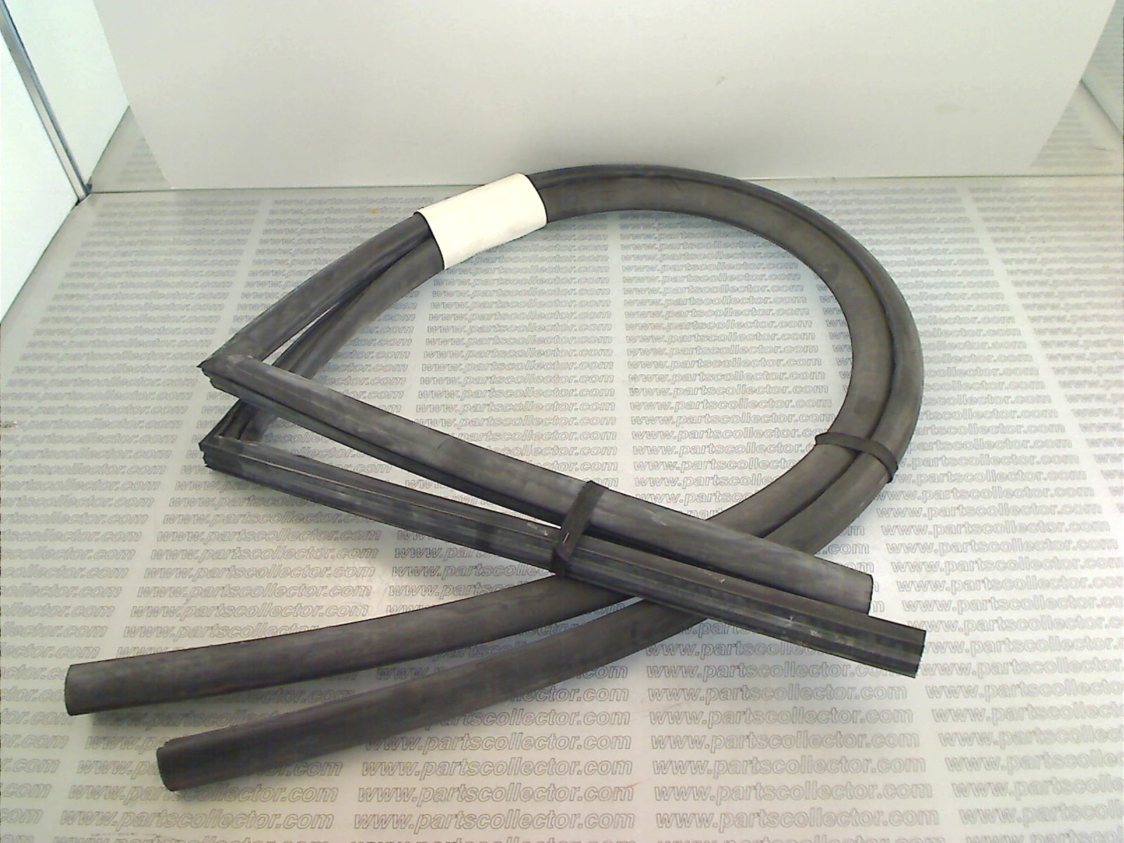 PAIR OF UPPER DOOR GASKETS