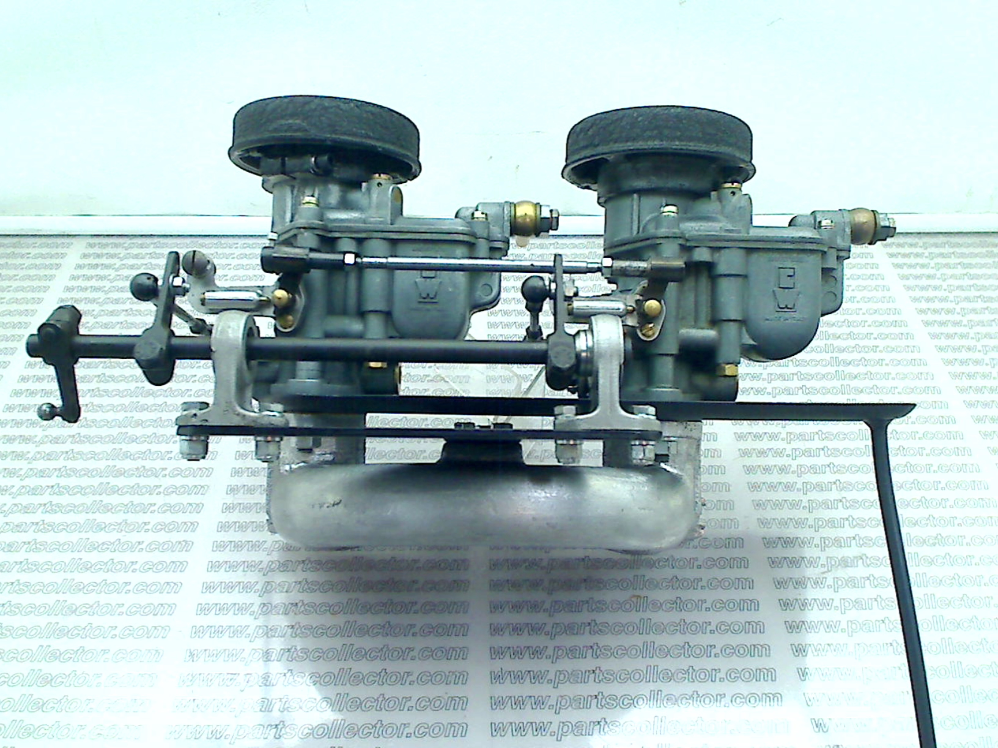 PAIR OF CARBURETTORS AND INTAKE MANIFOLD