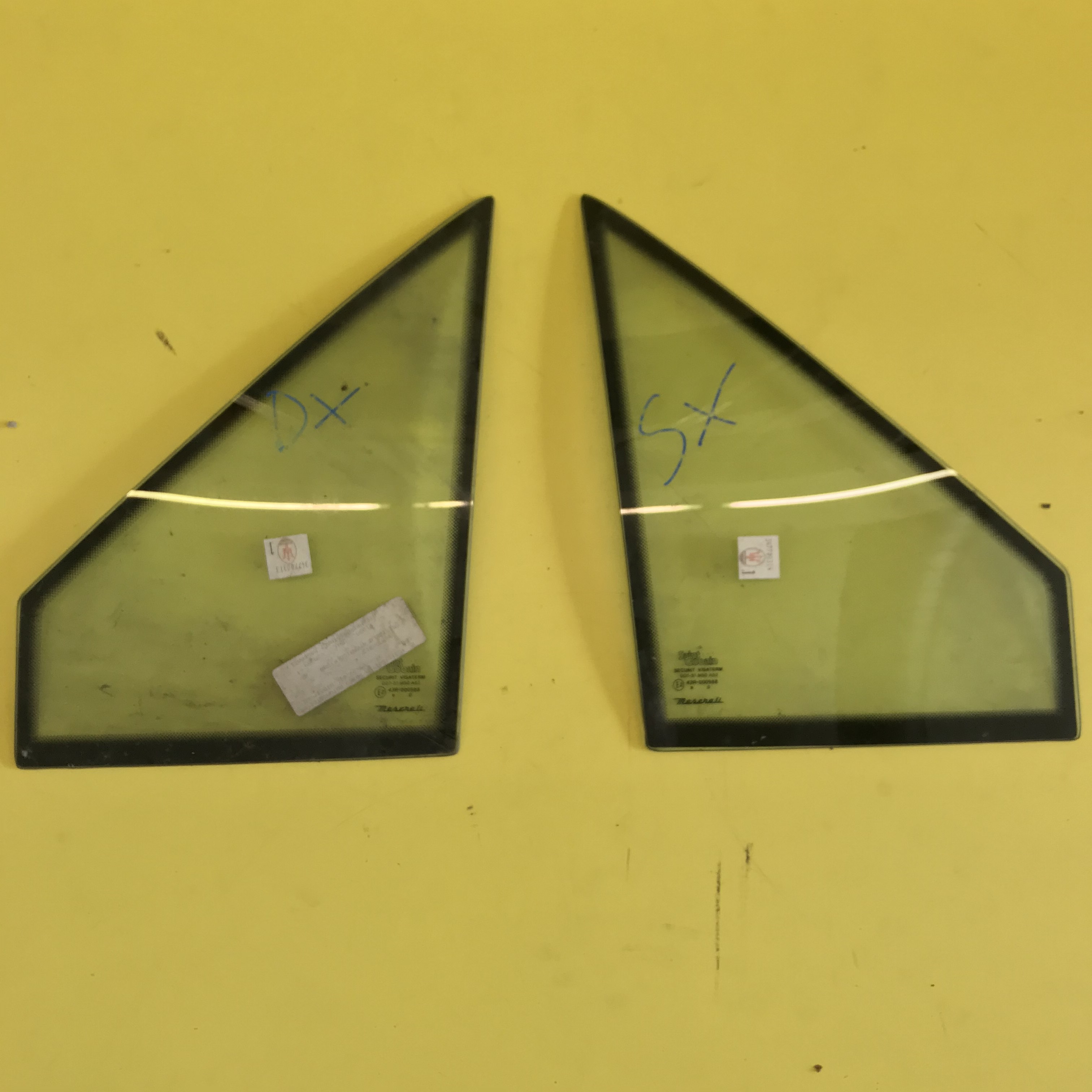 REAR SIDE WINDOWS