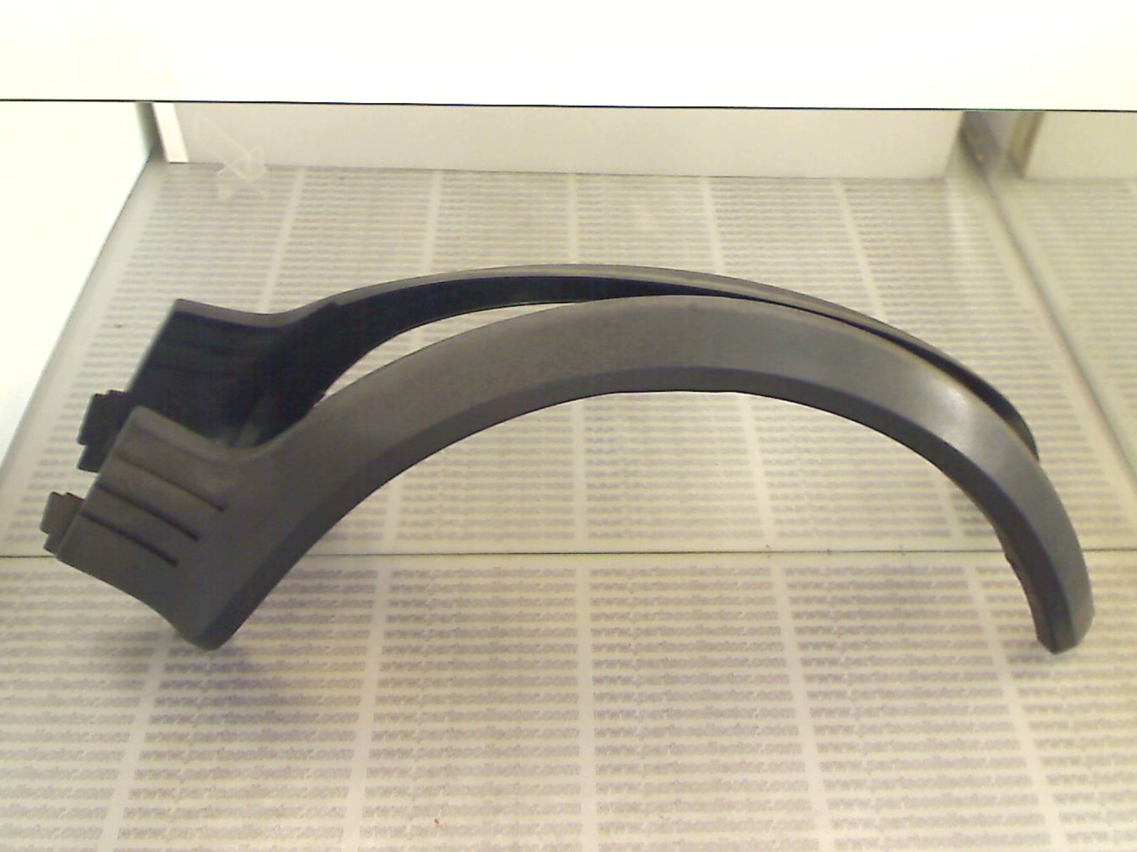 RIGHT FRONT FENDER MOULDING