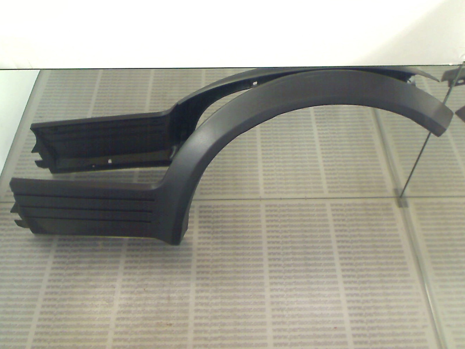 LEFT REAR FENDER MOULDING