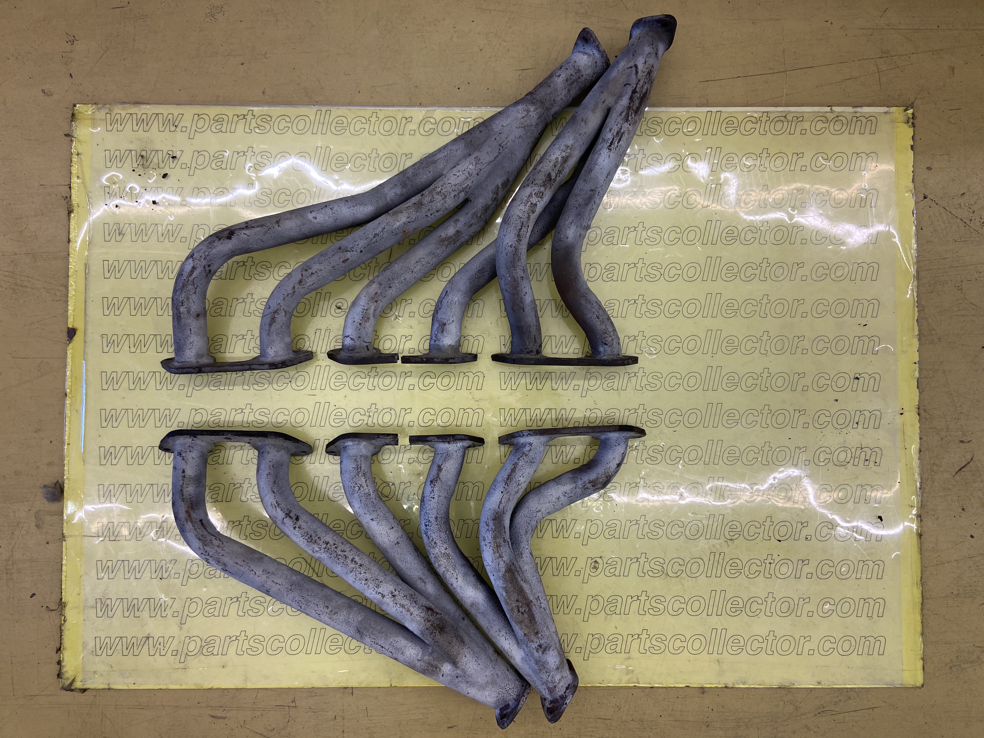 SET OF EXHAUST MANIFOLDS