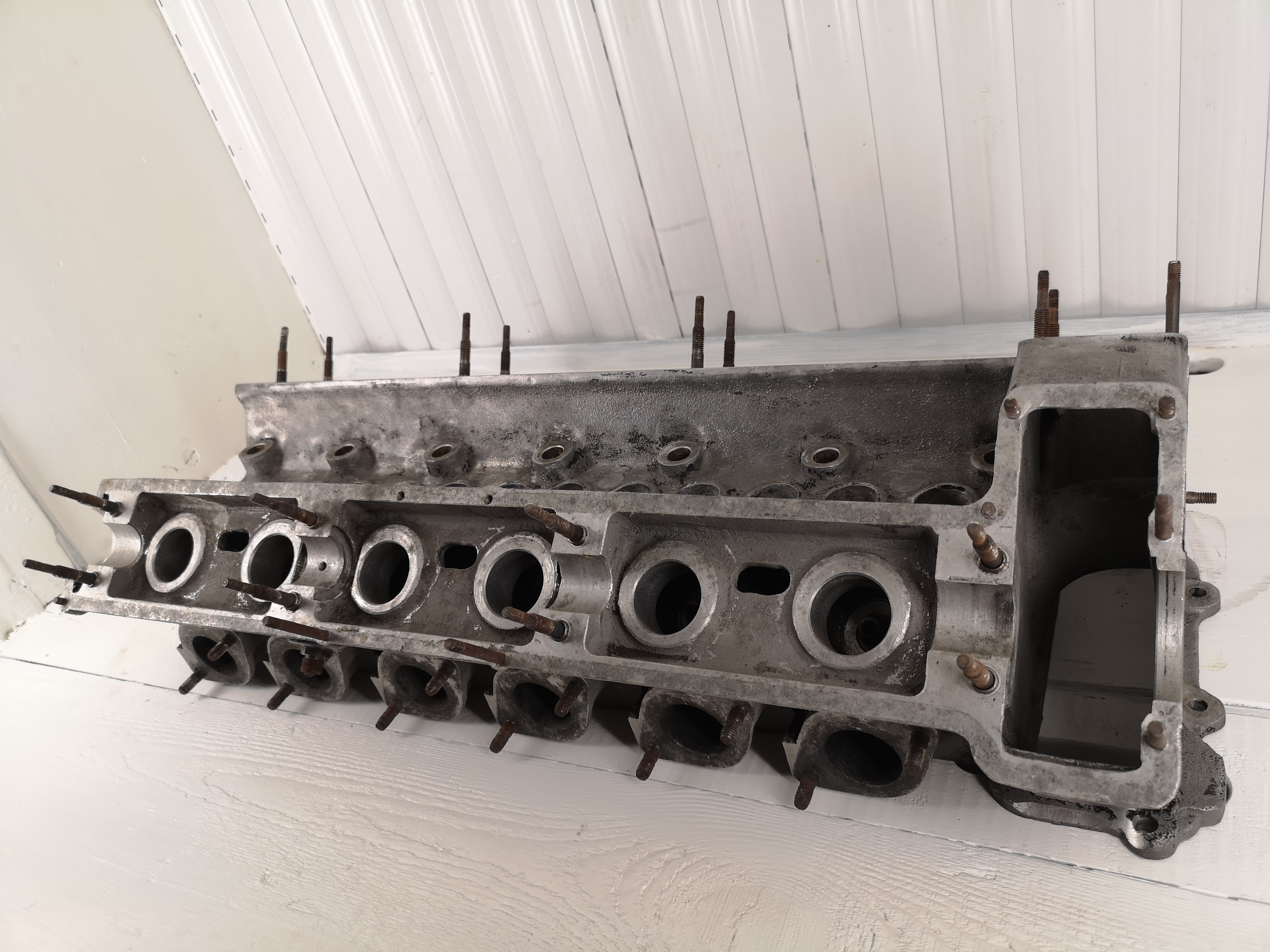 CYLINDER HEAD