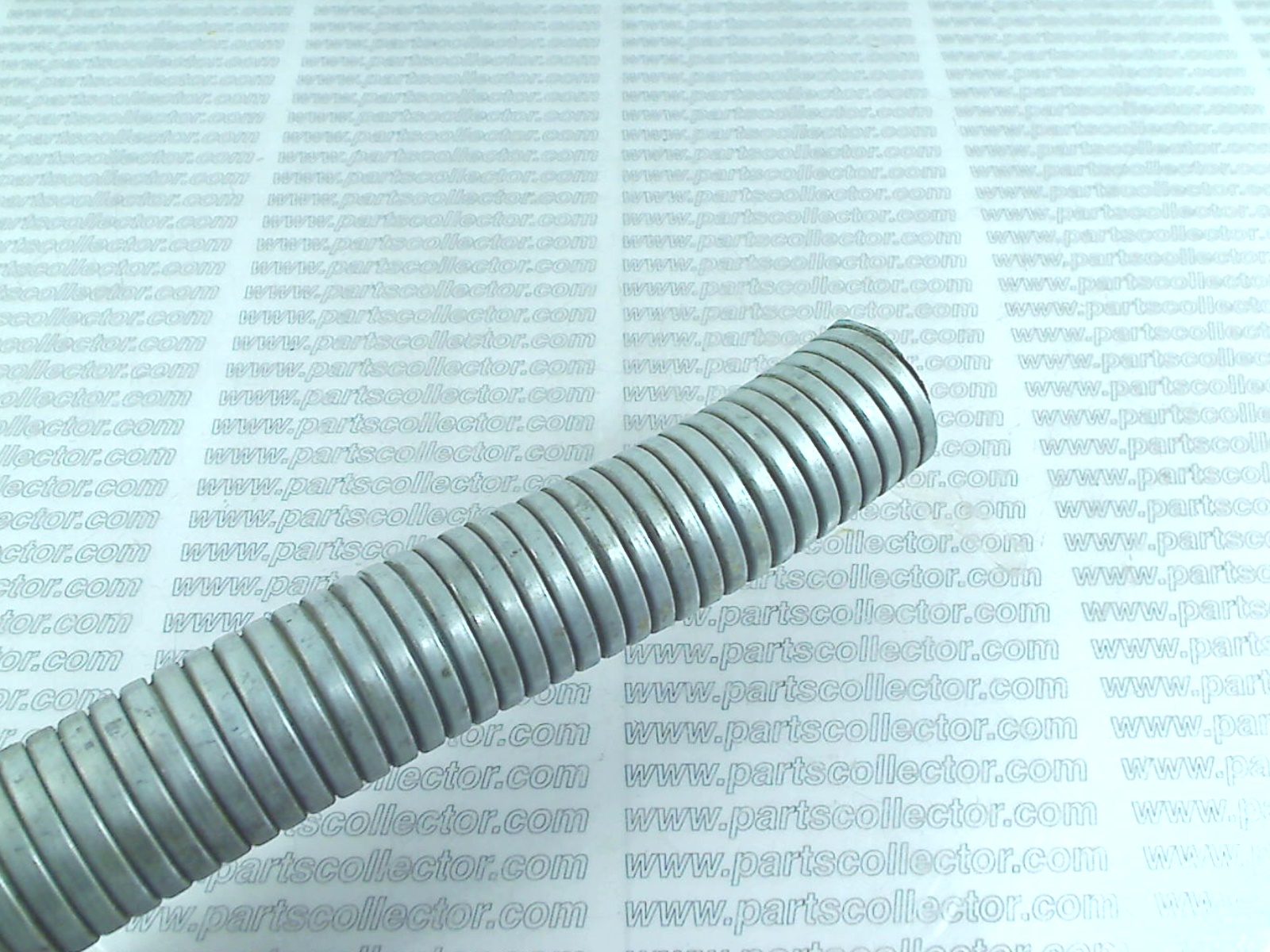 Pipe with flexible hose between exhaust manifold and silencer on the front side of the manifold